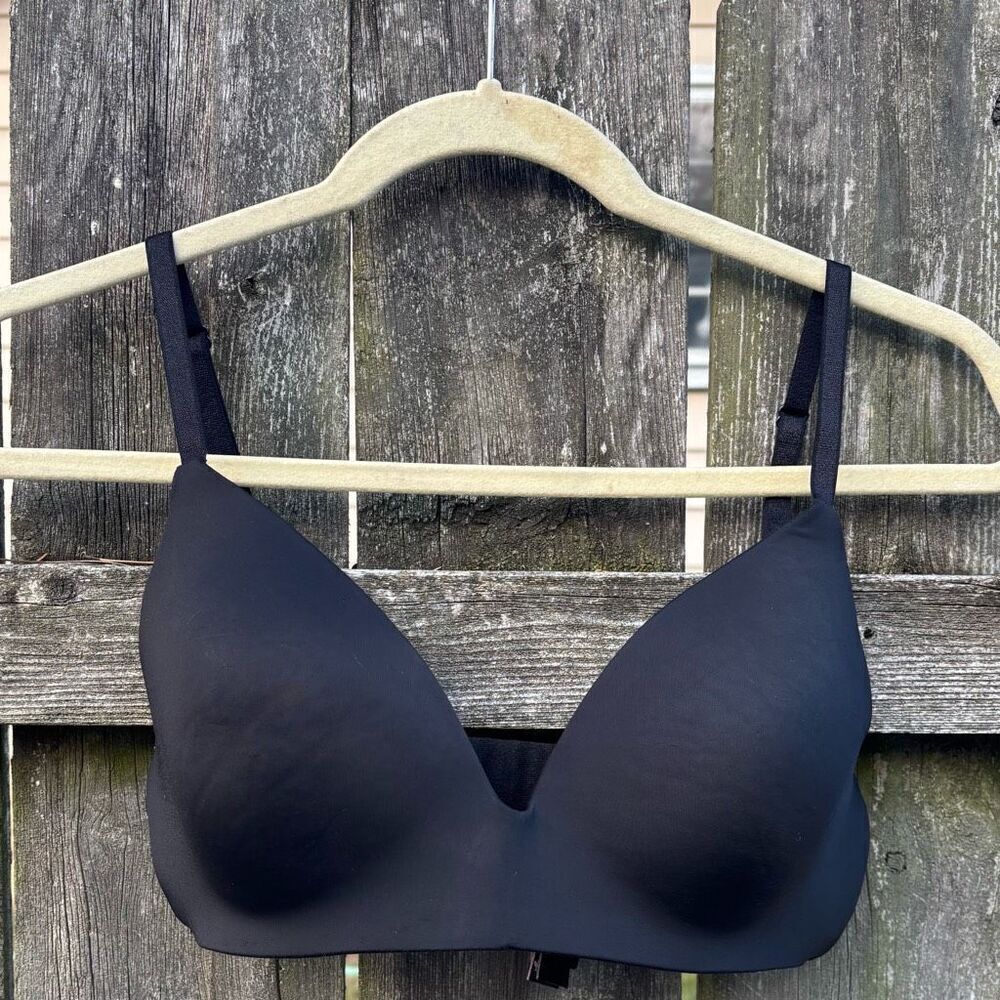 Victoria’s Secret Black Lightly Lined T-Shirt Bra / 32D‎